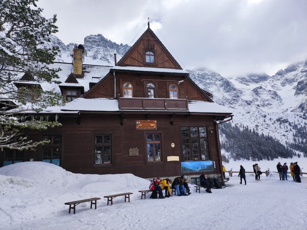 Schronisko PTTK nad Morskim Okiem, zima.