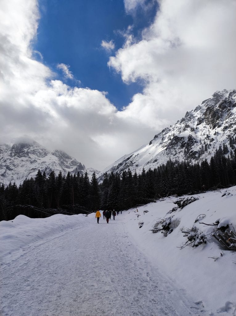 Zimowy krajobraz górski - szlak na Morskie Oko.