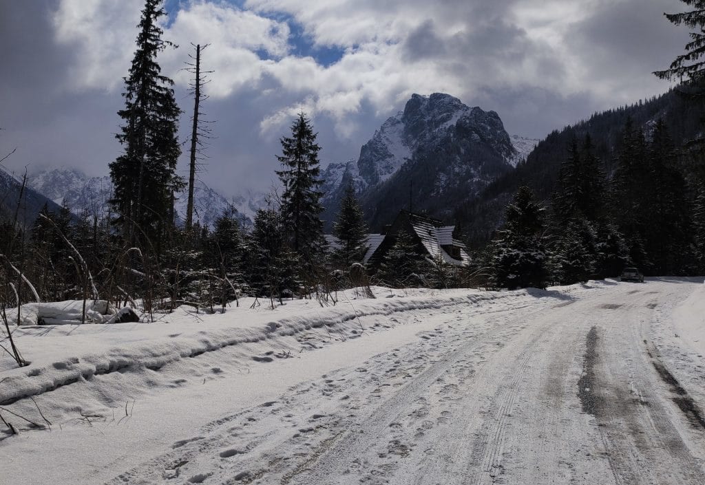 Zimowy krajobraz górski - szlak nad Morskie Oko.