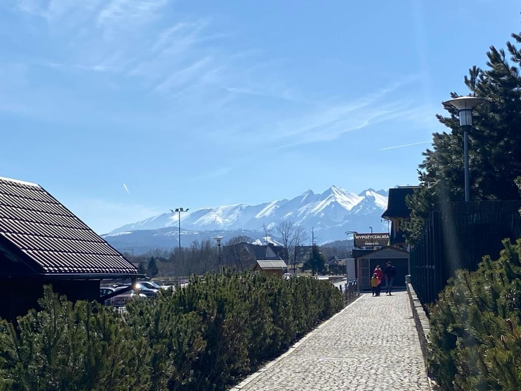 Widok na Tatry z okolic Termy Bania.