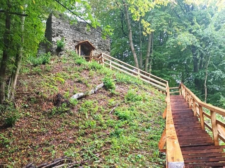 Schody do ruin zamku Sobień.