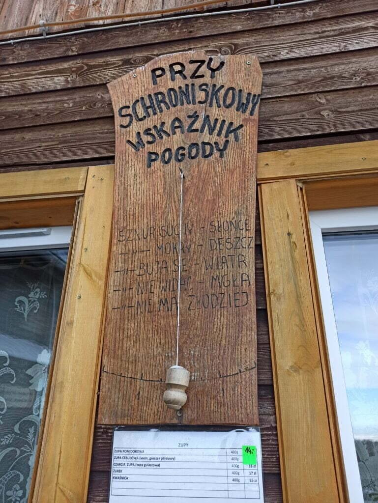 Przyschroniskowy wskaźnik pogody ze sznurem przybity do ściany schroniska pod Biskupią Kopą.