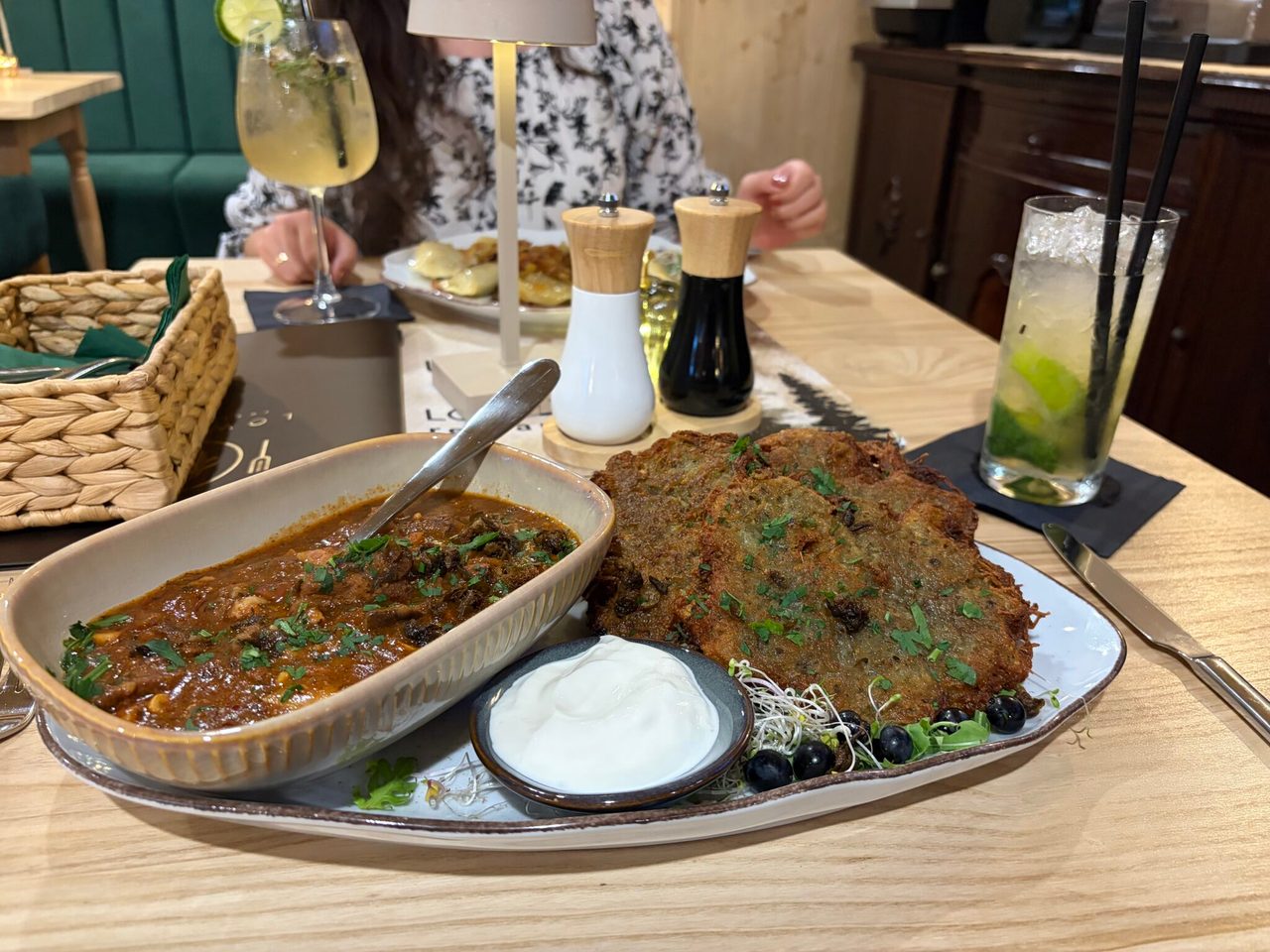 Placki ziemniaczane i gulasz na talerzu w restauracji