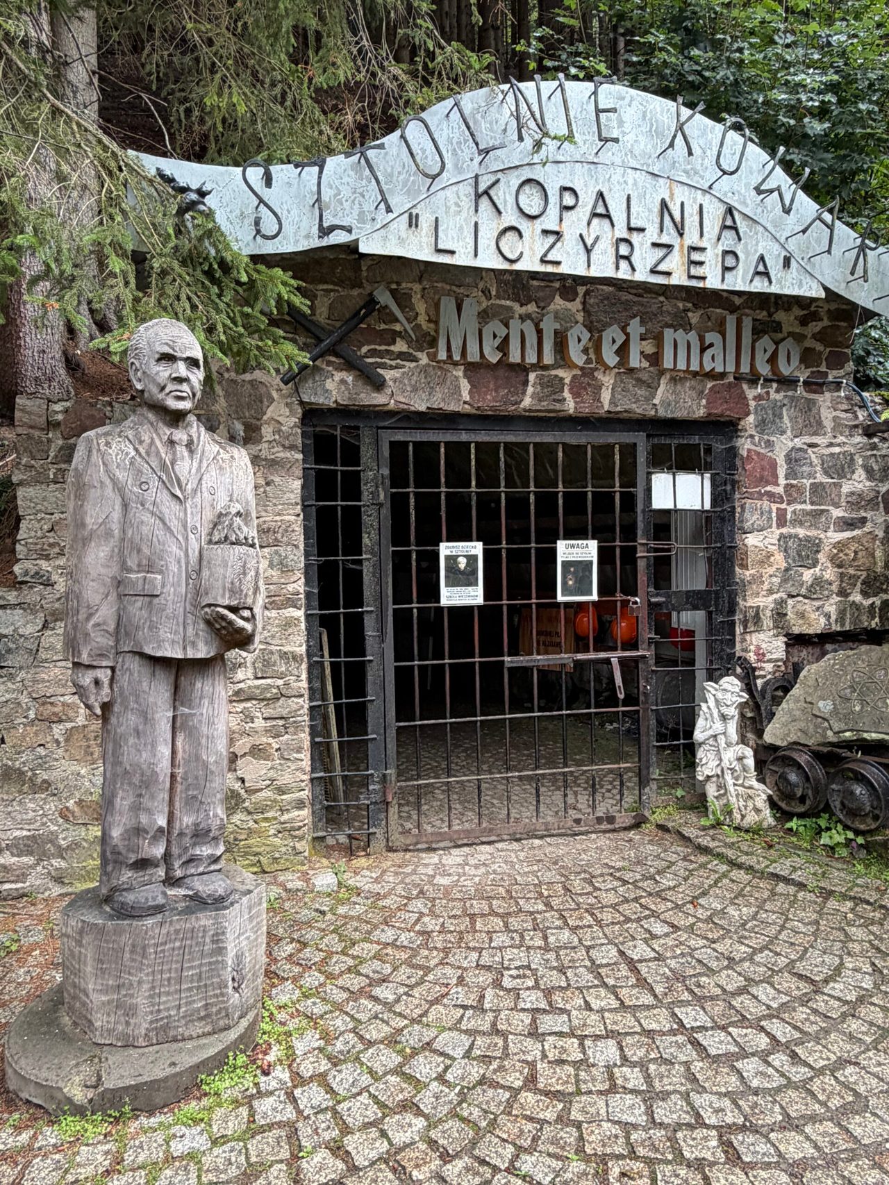 Zakratowane wejście do Kopalni Liczyrzepa