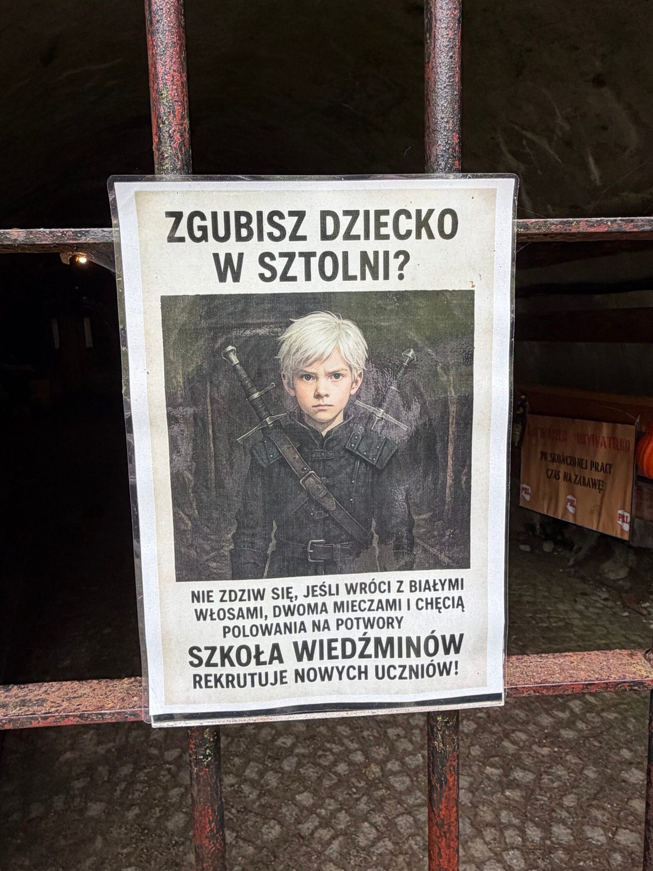 Ogłoszenie przymocowane do krat w wejściu do Kopalni Liczyrzepa