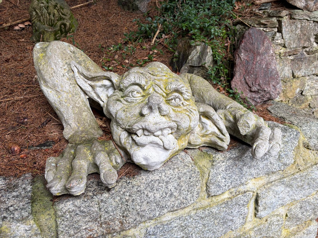 Rzeźba gargulca wychodzącego z ziemi