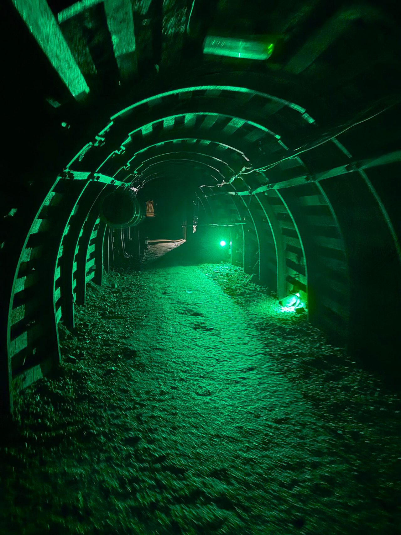 Tunel kopalni oświetlony zielonym światłem