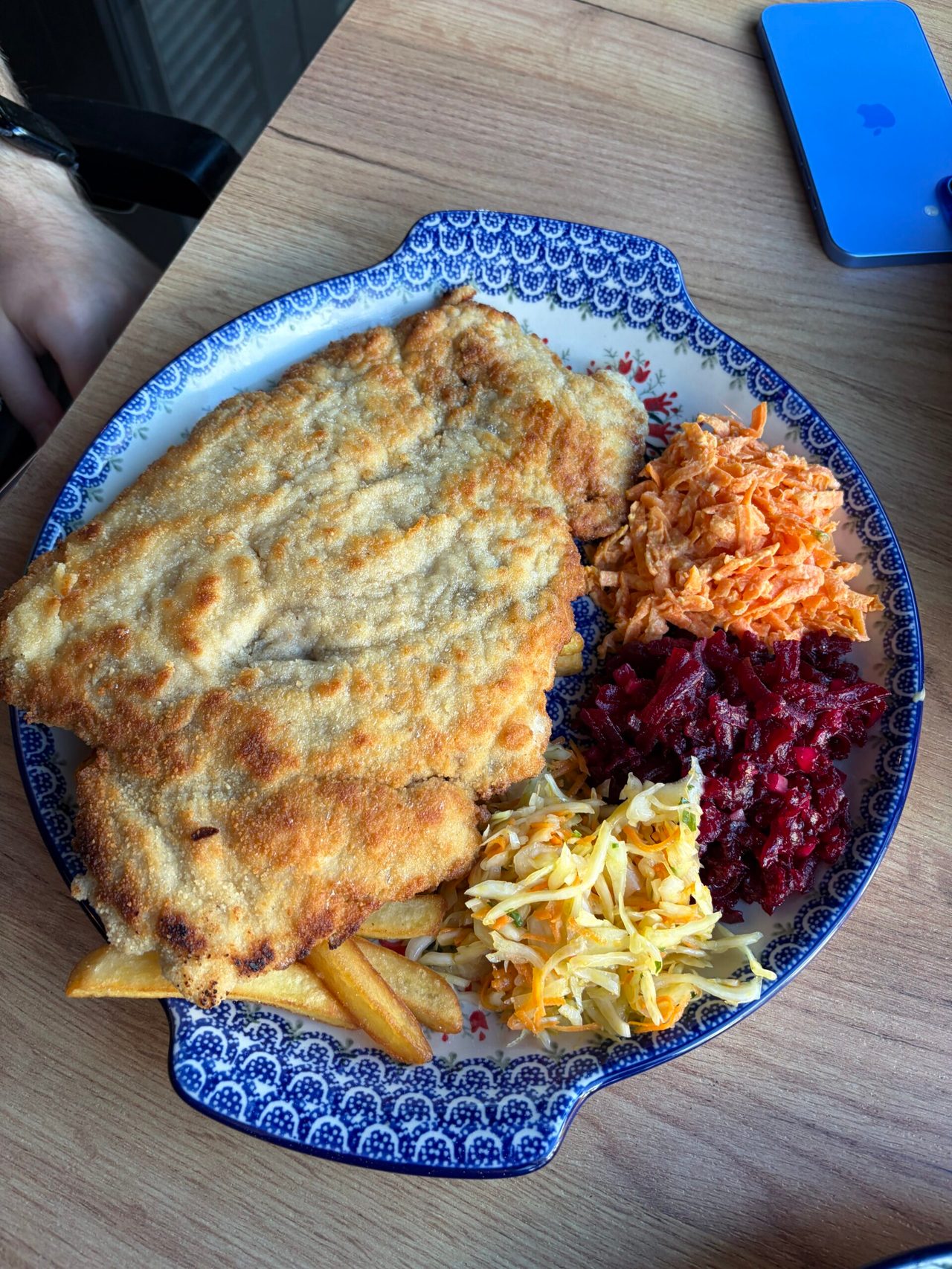 Kotlet schabowy, frytki i surówki na zdobionym talerzu