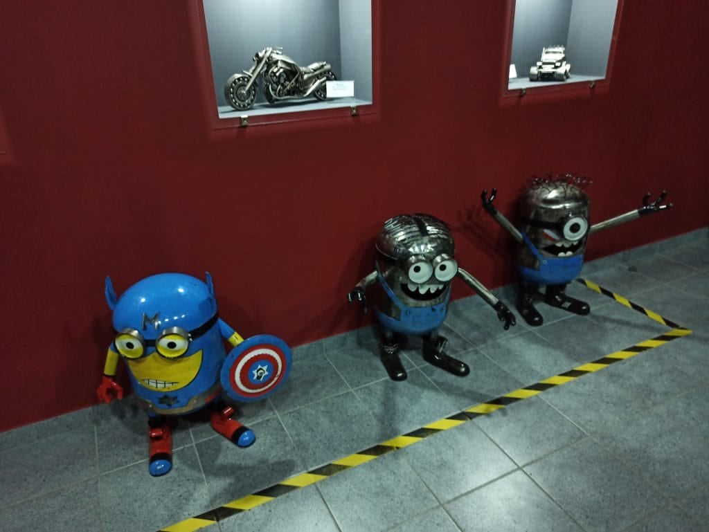 Trzy rzeźby przedstawiające Minionki w różnych strojach.