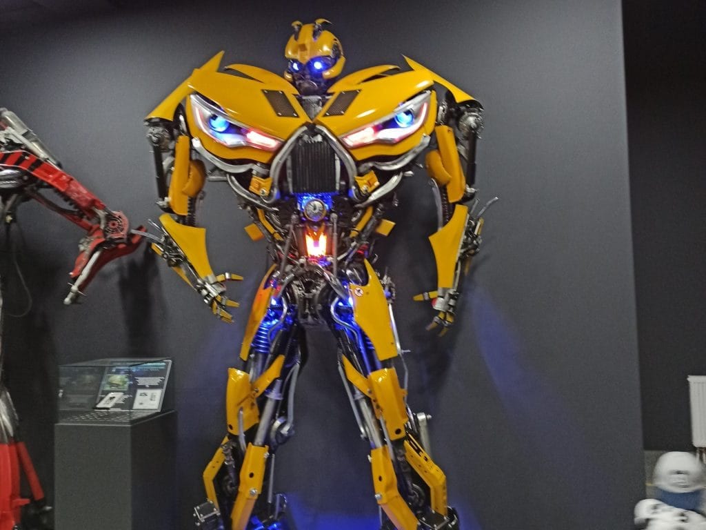 Rzeźba przedstawiająca Transformersa w Fabryce Robotów.