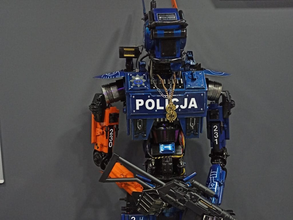 Rzeźba w kształcie policjanta w Fabryce Robotów.