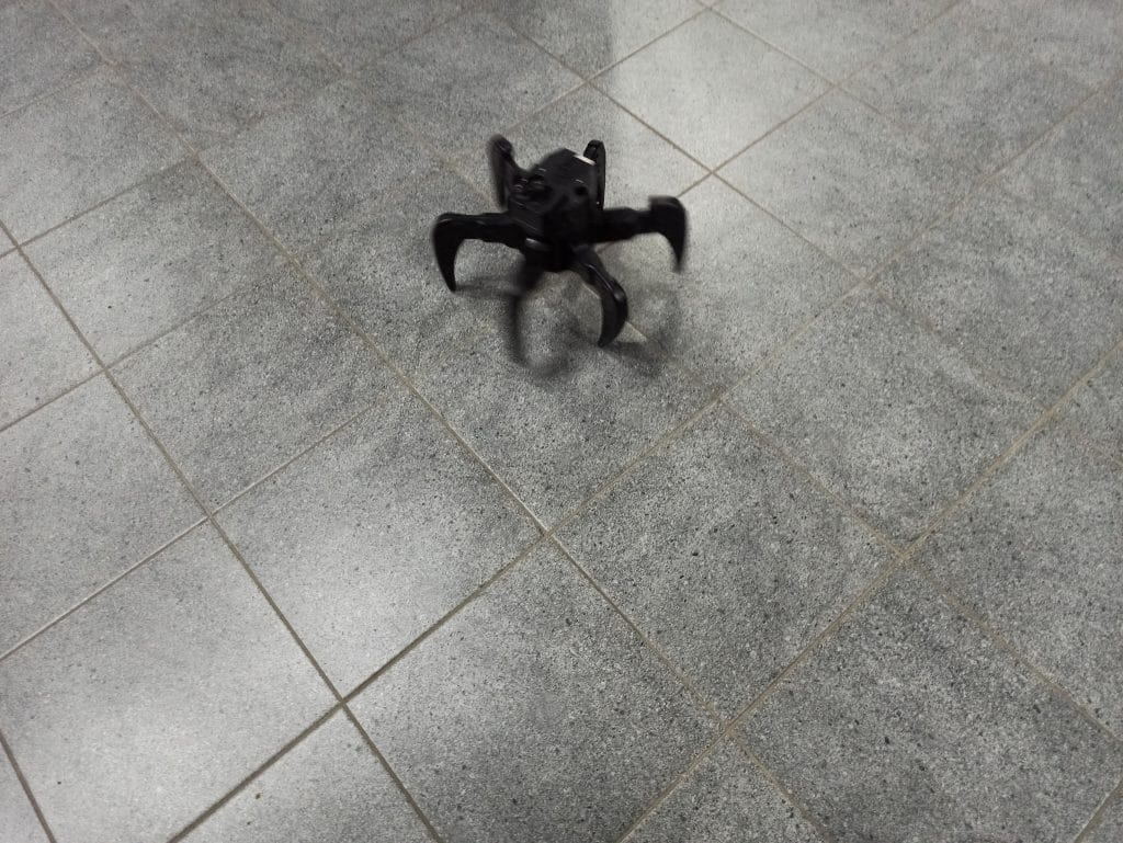 Fabryka Robotów - czarny robot w kształcie pająka.