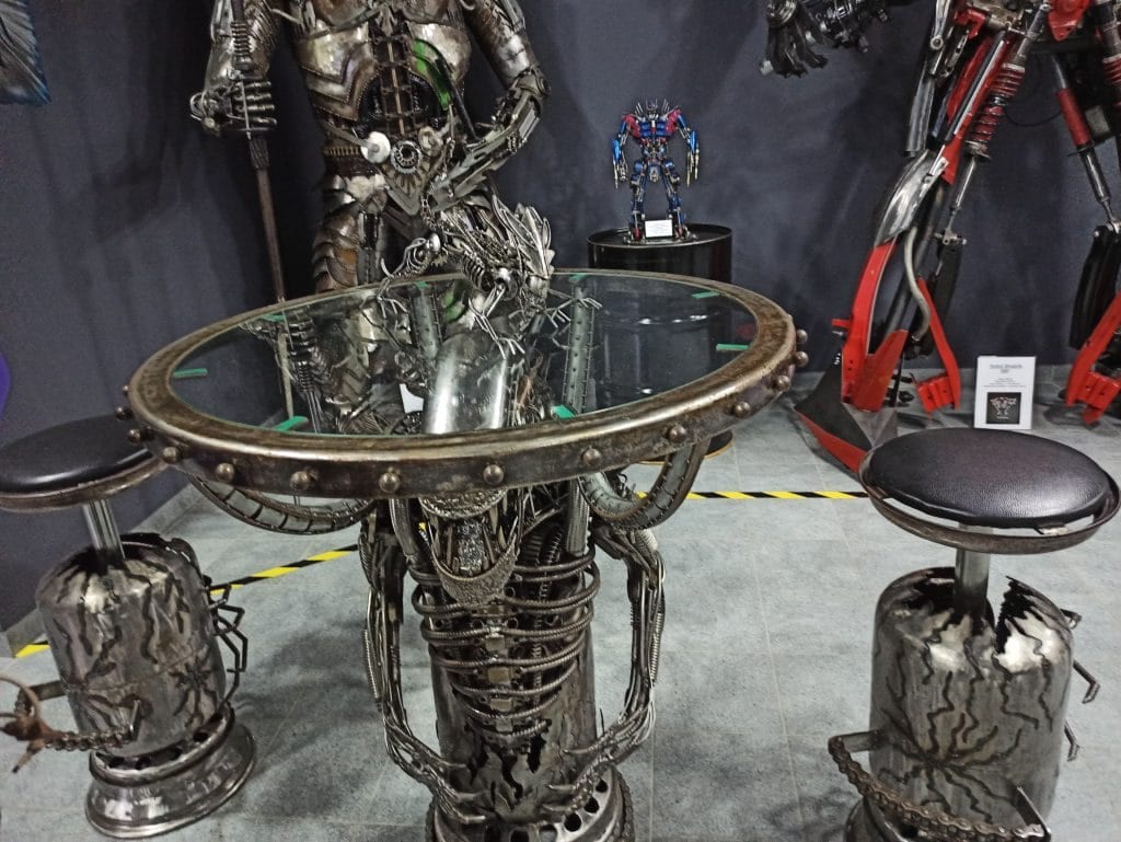 Stół i dwa krzesła barowe w steampunkowym stylu.