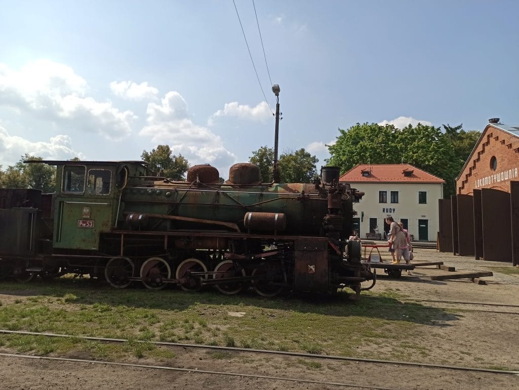 Zabytkowy pociąg na stacji kolejki wąskotorowej w Rudach.