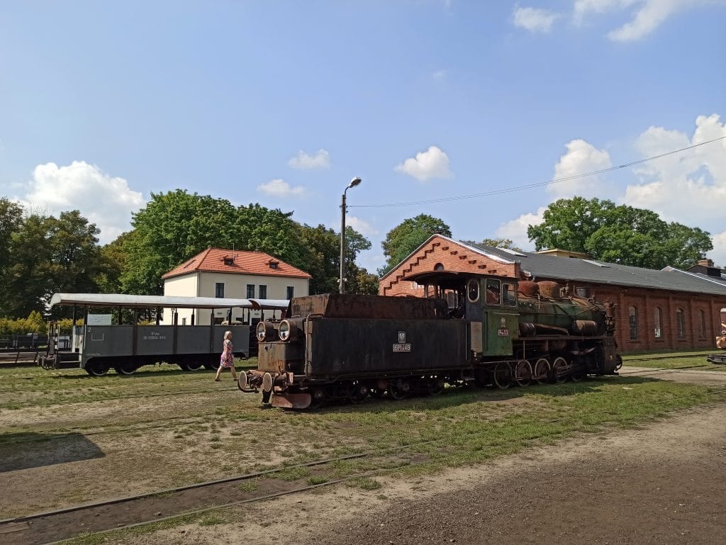 Zabytkowy pociąg na stacji kolejki wąskotorowej w Rudach.