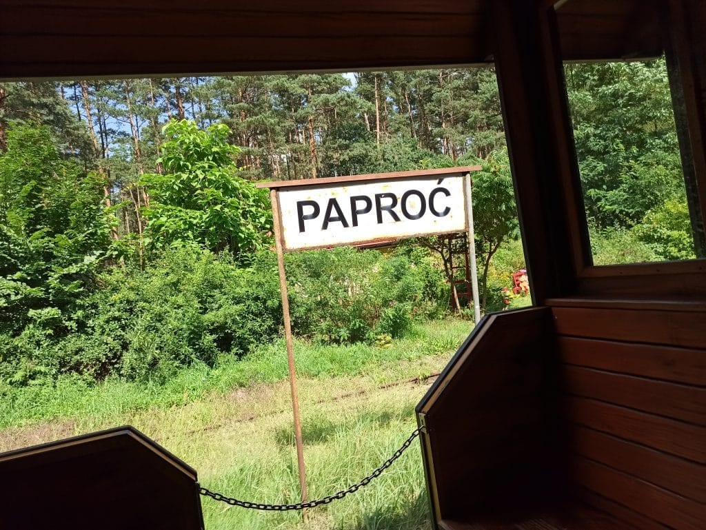 Stara tablica z napisem Paproć - dawne oznaczenie stacji.