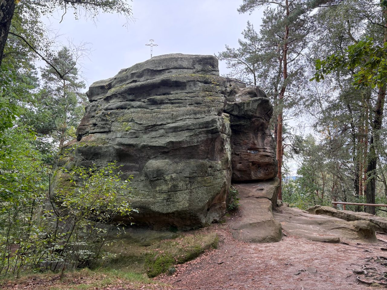 Skałka z krzyżem i drzewa