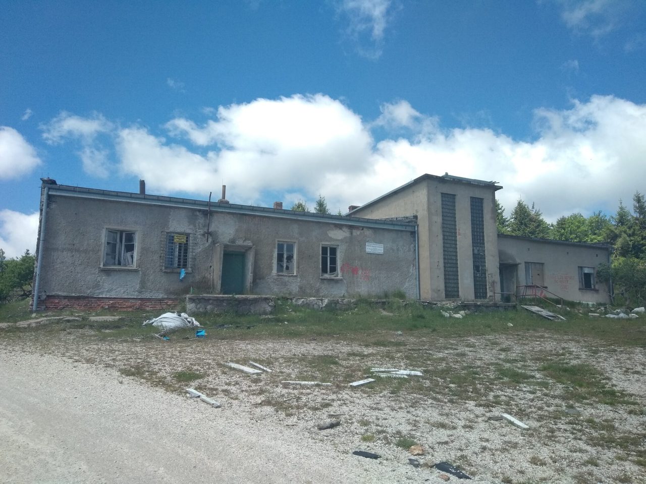 Ruina budynku na tle nieba