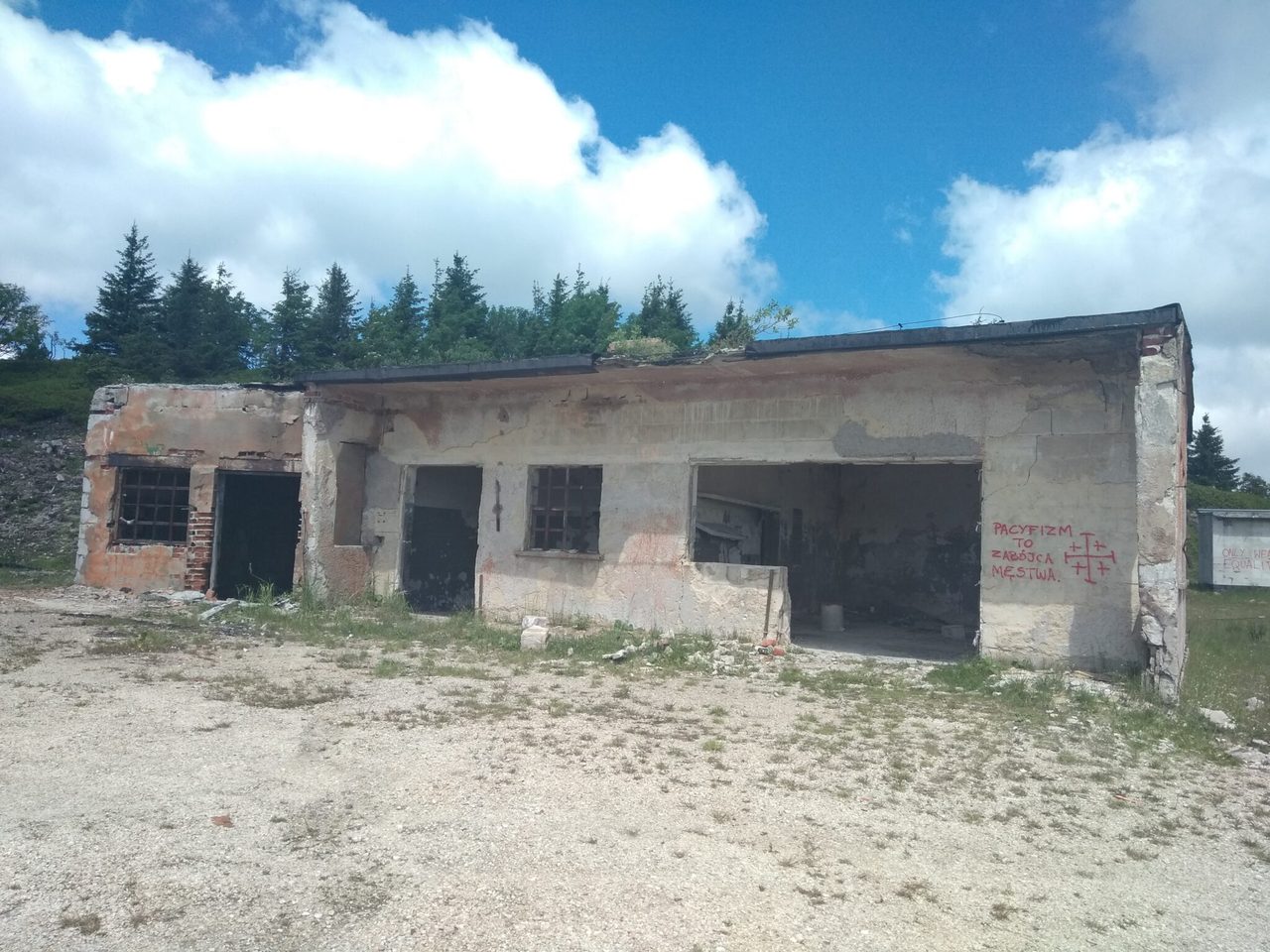 Ruina starego budynku przy jasnej drodze